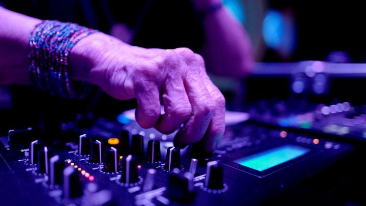 Nenek 80 Tahun Jago DJ